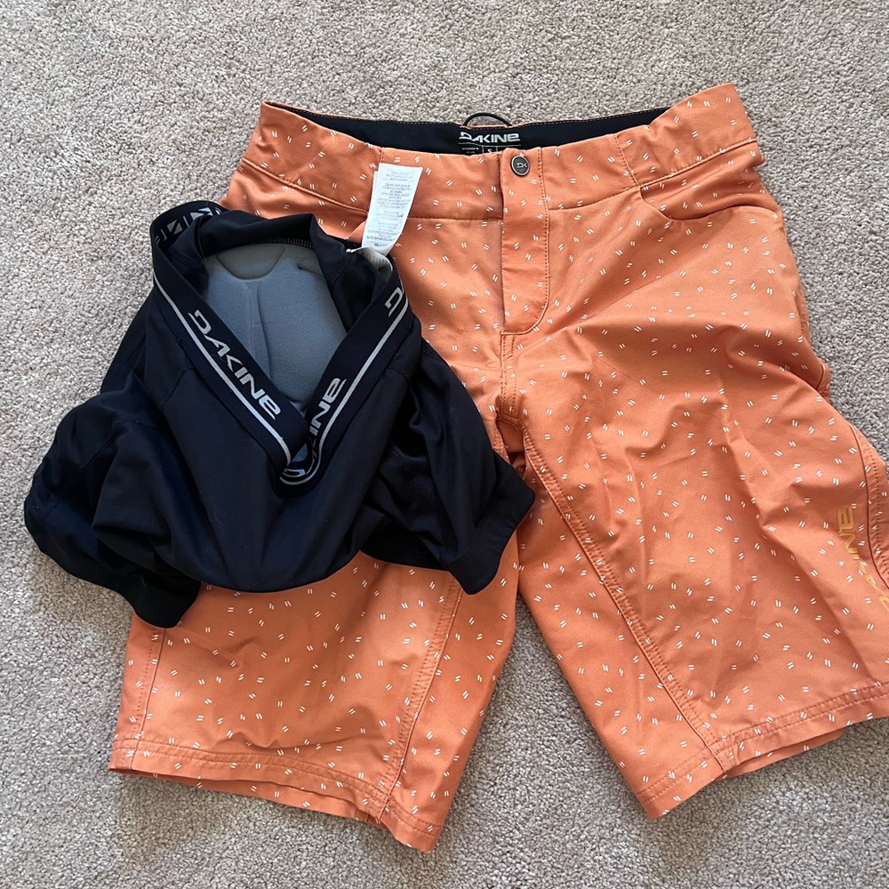 Dakine 13” Orange Mountain Bike Shorts with Black Padded Liner - Size Small